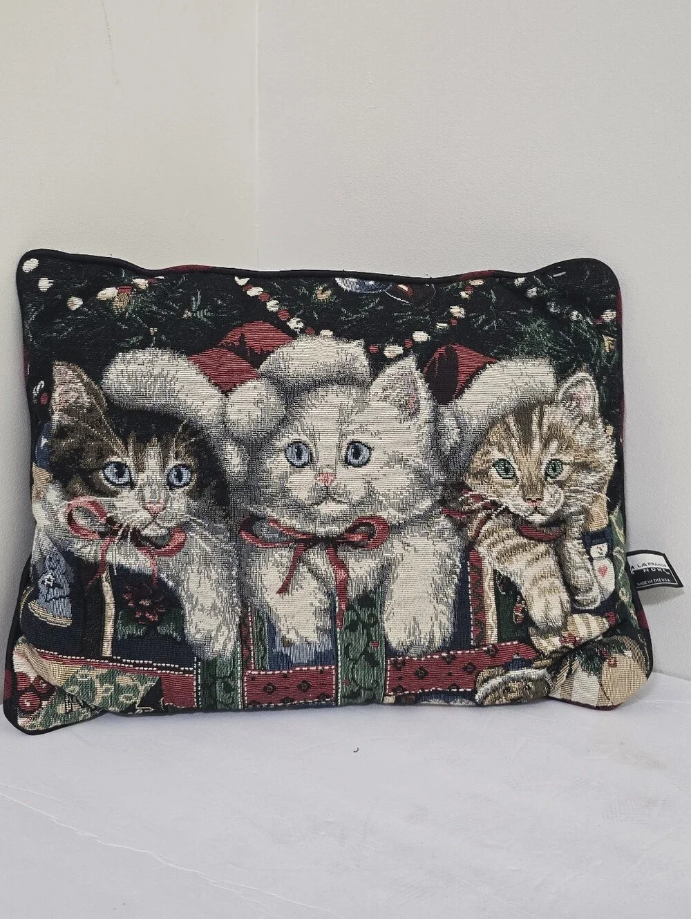 LA FRANCE HOME Christmas Seasonal Kitten Accent Pillow 12.5